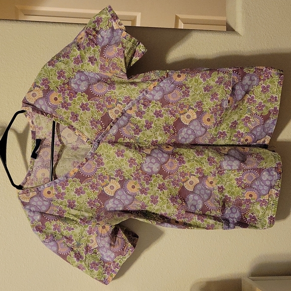 🌼Floral Scrub Top🌼 - Picture 1 of 2
